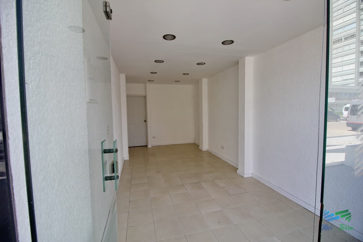 Se vende local a la calle en Punta del Este, zona Peninsula.