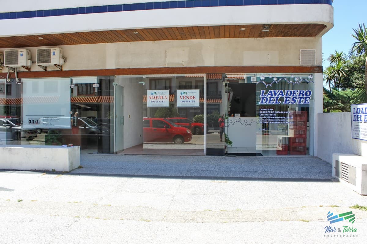 En venta Local a la calle con baño en Peninsula, Punta del Este.