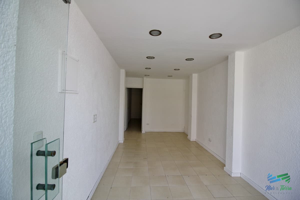 Se vende local a la calle en Punta del Este, zona Peninsula.