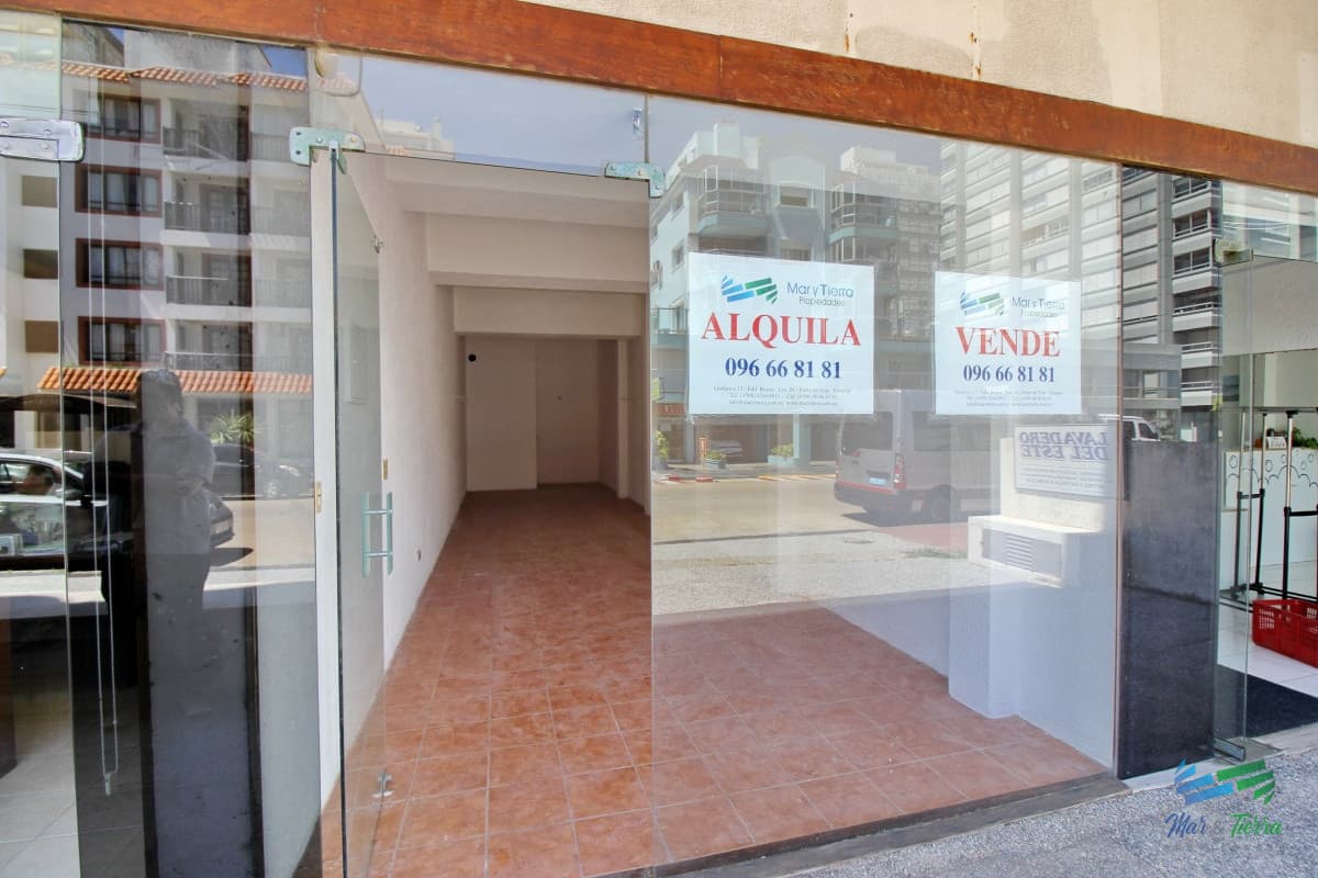 En venta Local a la calle con baño en Peninsula, Punta del Este.