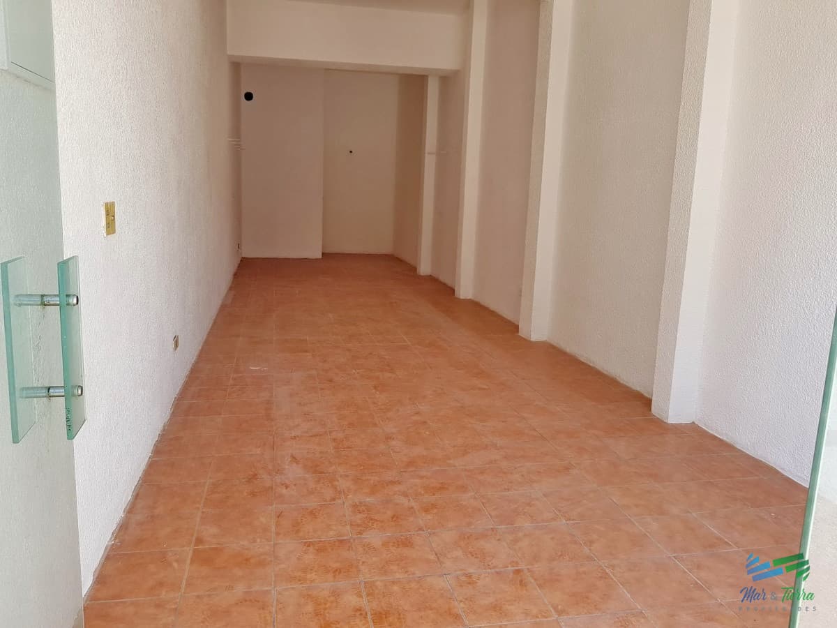 En venta Local a la calle con baño en Peninsula, Punta del Este.
