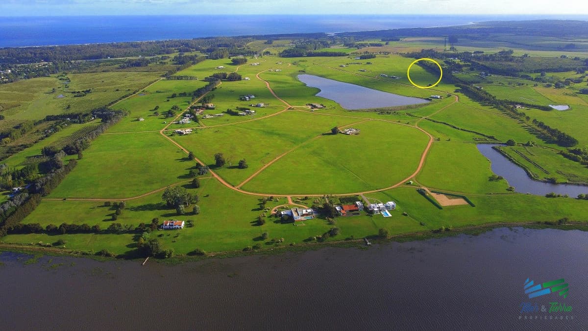 Venta de gran terreno en barrio privado con costa de laguna