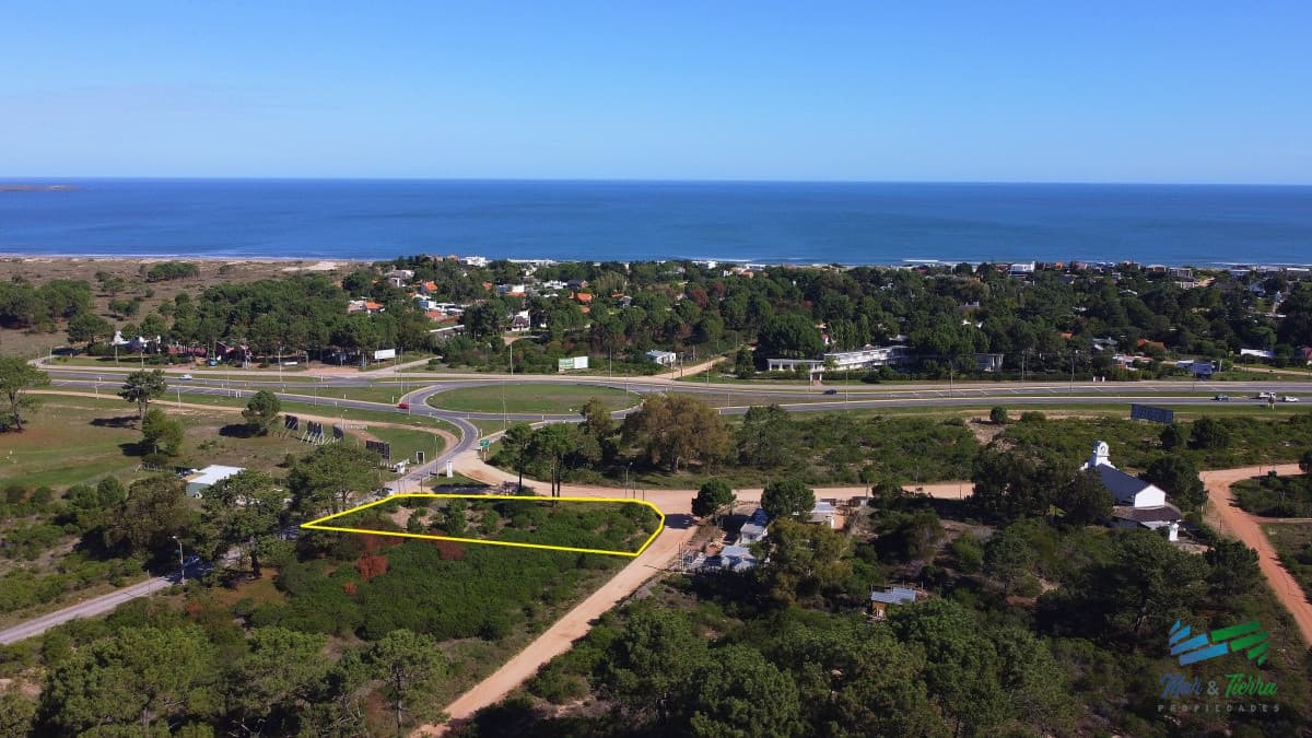 Venta de terreno esquinero en Club del Lago Punta Ballena