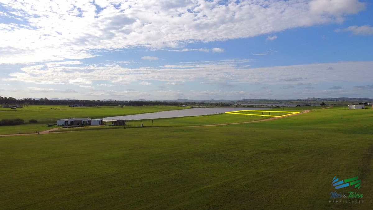 venta de terreno con costa de laguna en laguna de los cisnes