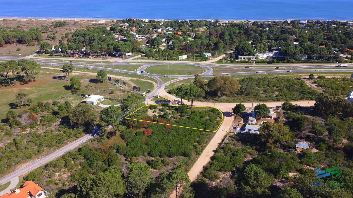Venta de terreno esquinero en Club del Lago Punta Ballena