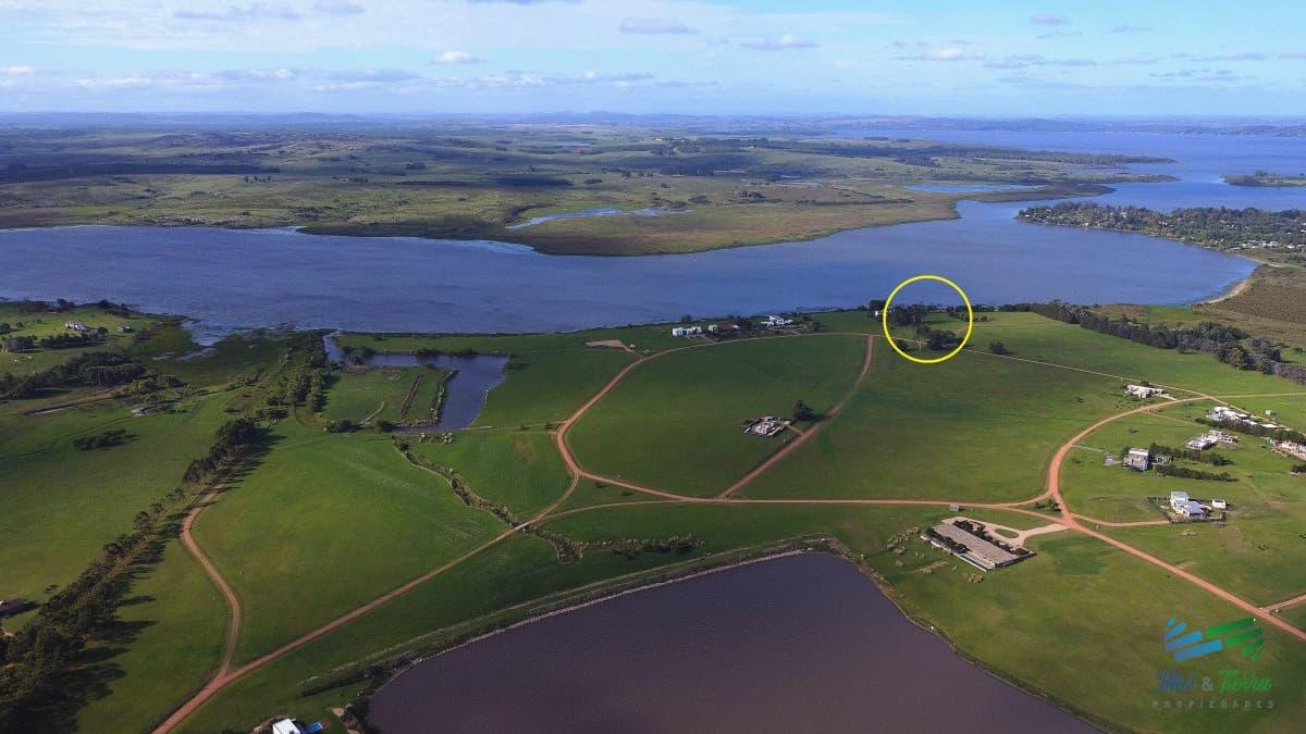 Venta de terreno en Laguna de los Cisnes superficie de 6.700 m2 con costa de laguna