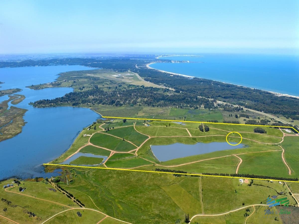 Venta de terreno en Laguna de los Cisnes con costa de laguna