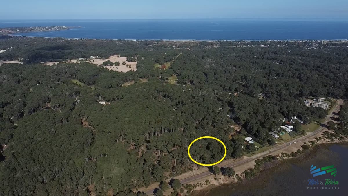 Venta de terreno de mas de 1.700 m2 sobre la laguna del Sauce
