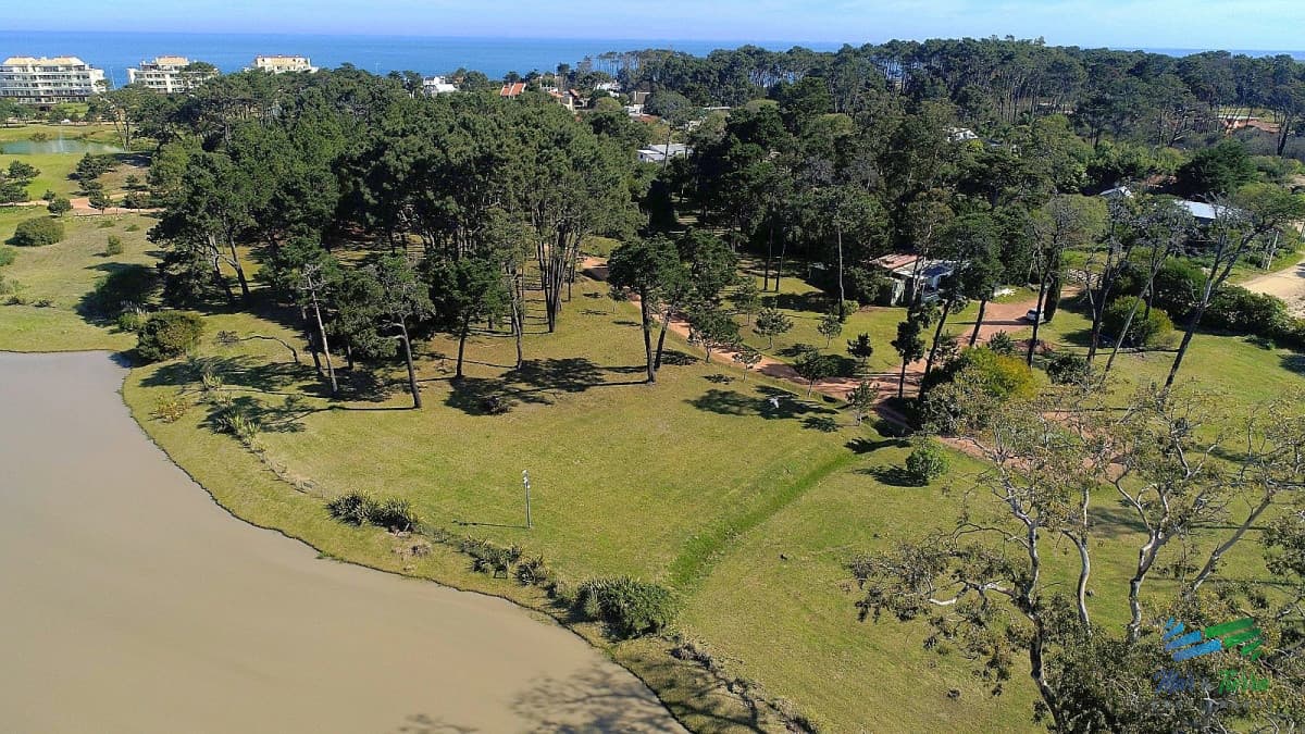 Venta de terreno en Playa Mansa Punta del este