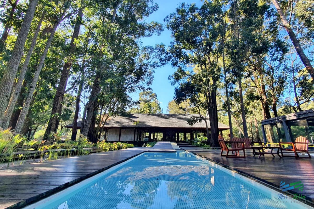 Vendo terreno sobre el lago en Bario privado Design Village de Solanas, Punta del Este