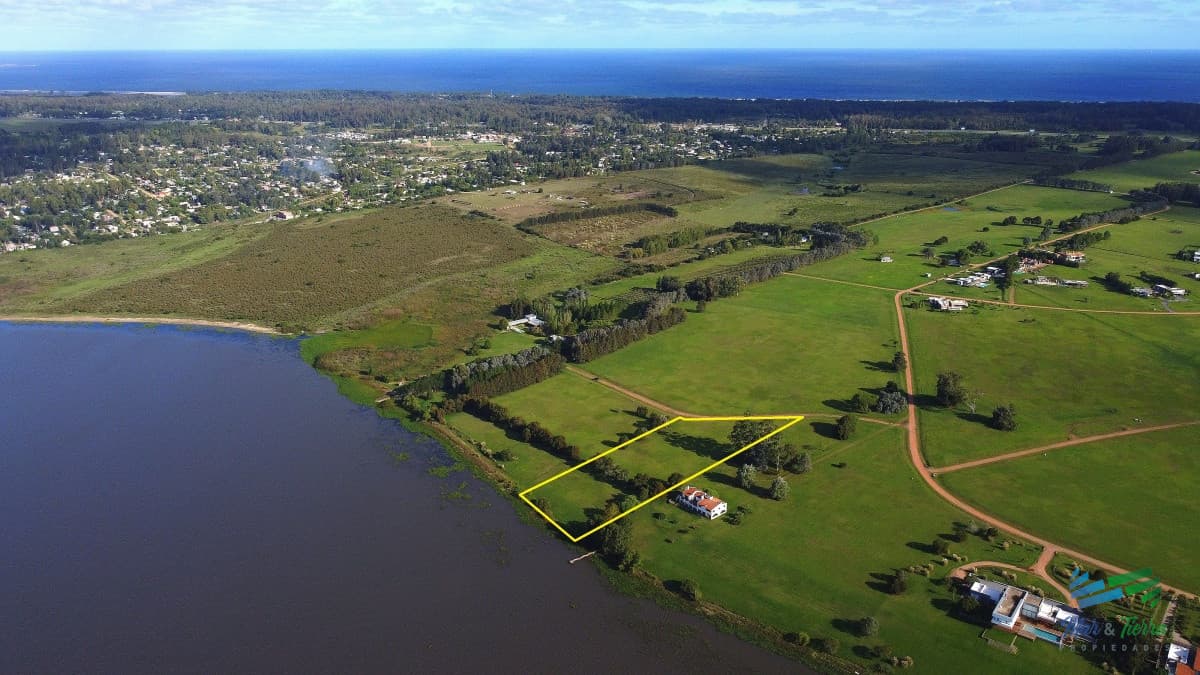 Venta de terreno en Laguna de los Cisnes superficie de 6.700 m2 con costa de laguna