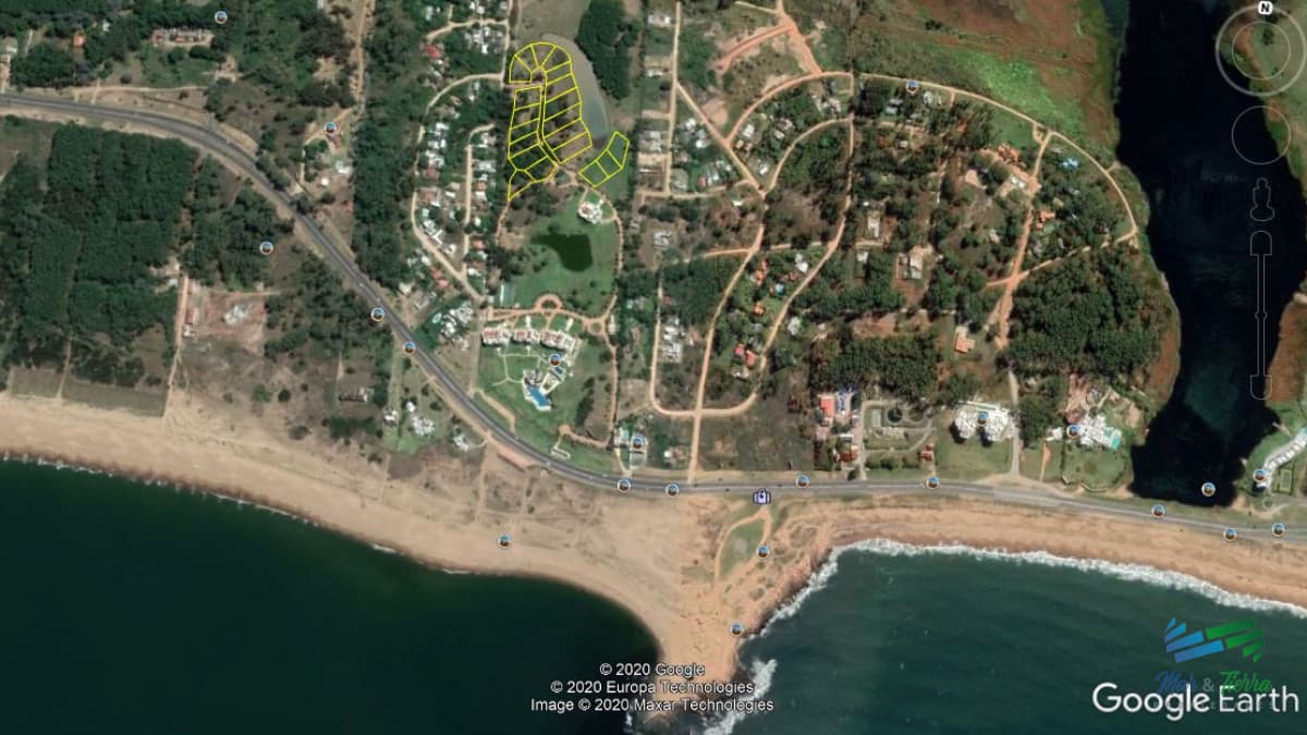 Venta de terreno de 1045 m2 en barrio cerrado frente al mar en playa Mansa Punta del este