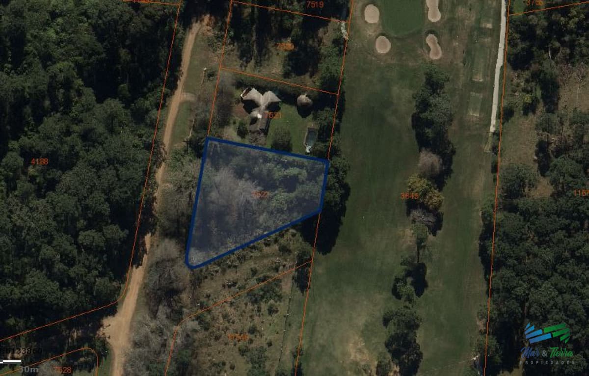 Venta de terreno de 2500 m2 en Barrio Golf Punta del Este
