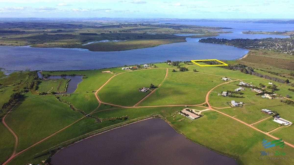 Terreno de mas de 5000 m2 con costa de laguna en Laguna de los Cisnes