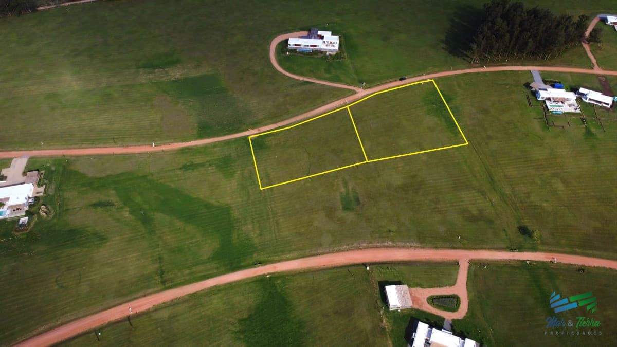 Venta de  terreno proximo al aeropuesrto de Punta del Este en laguna de los cisnes