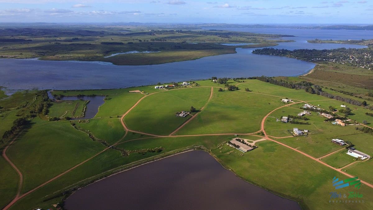 Venta de  terreno proximo al aeropuesrto de Punta del Este en laguna de los cisnes