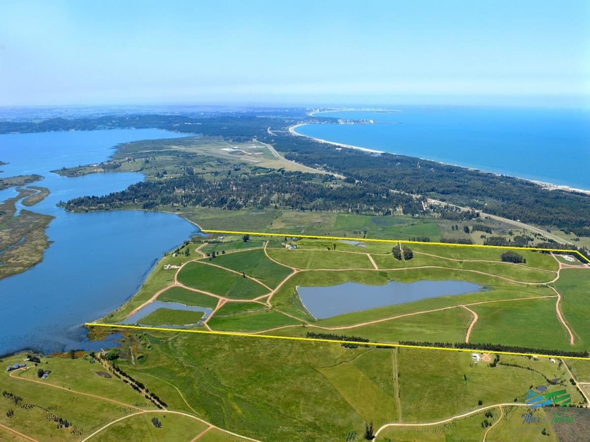 Venta de  terreno proximo al aeropuesrto de Punta del Este en laguna de los cisnes