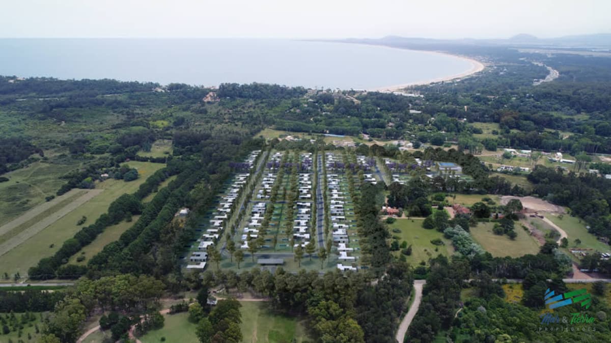 Venta de excelentes terrenos en Barrio Privado, partada 42 playa Mansa, Punta del Este