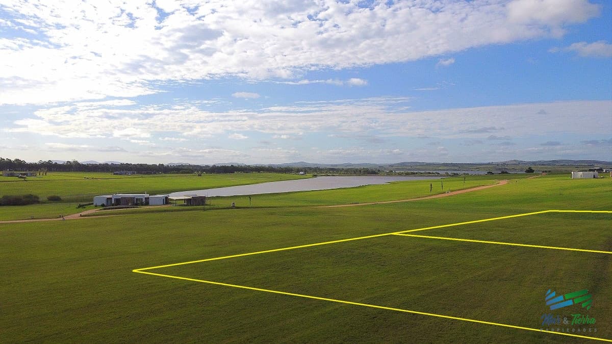 Venta de terreno con gran superficie en laguna de los cisnes sobre ruta interbalnearia