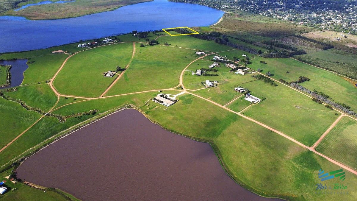 Terreno de mas de 5000 m2 con costa de laguna en Laguna de los Cisnes