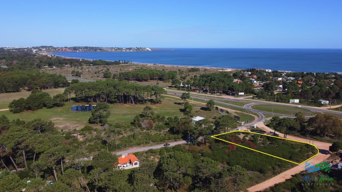Venta de terreno esquinero en Club del Lago Punta Ballena