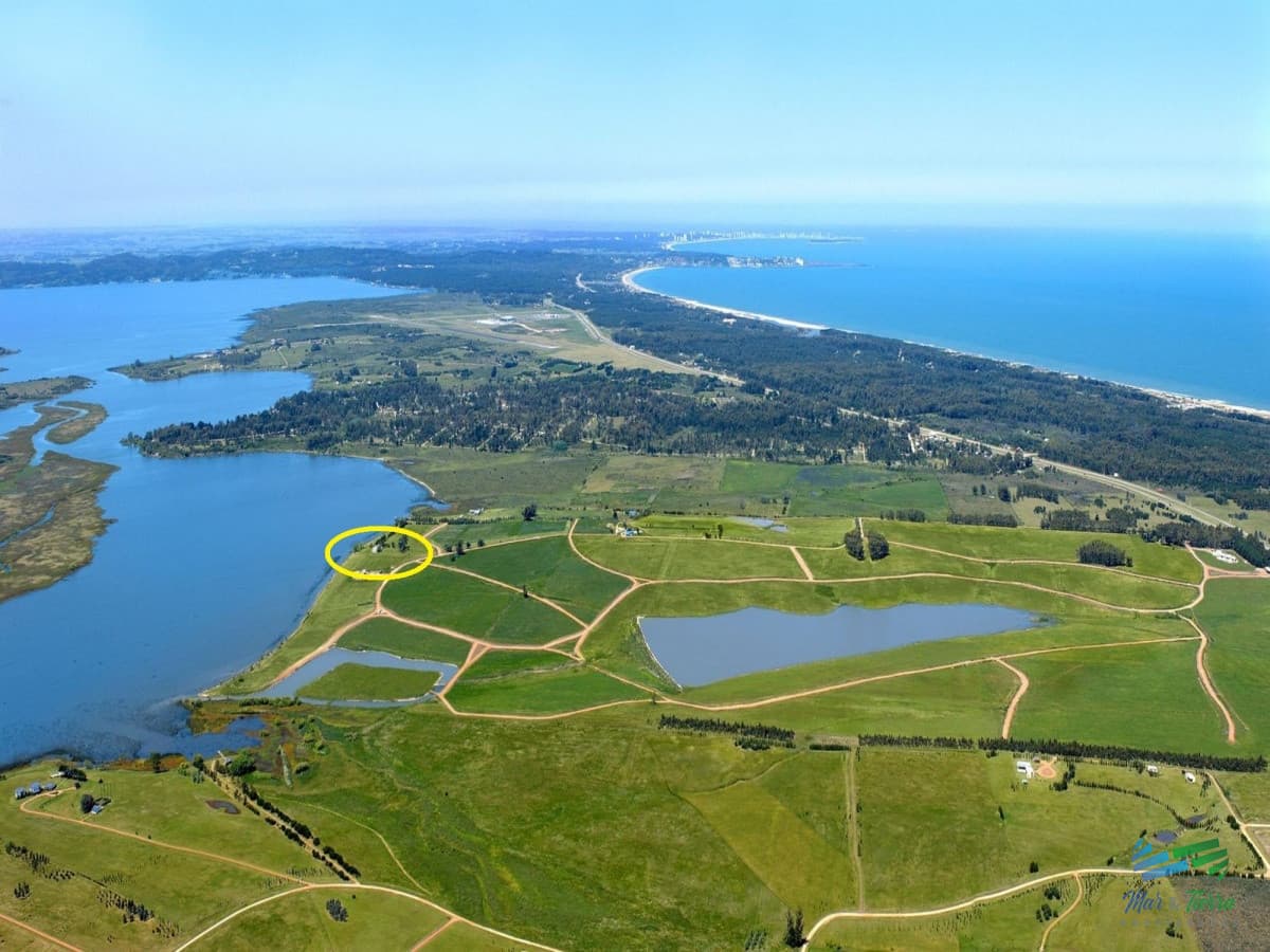 Venta de terreno en Laguna de los Cisnes superficie de 6.700 m2 con costa de laguna