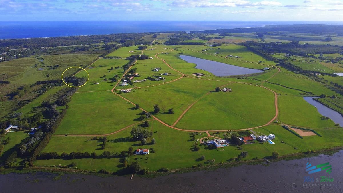 Venta de gran terreno en Laguna de los Cisnes Punta Ballena