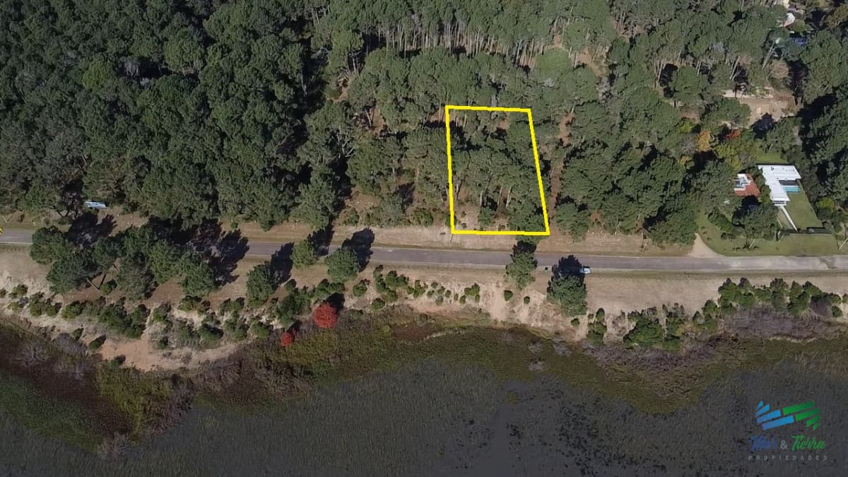Venta de terreno en Club del lago sobre la Laguna