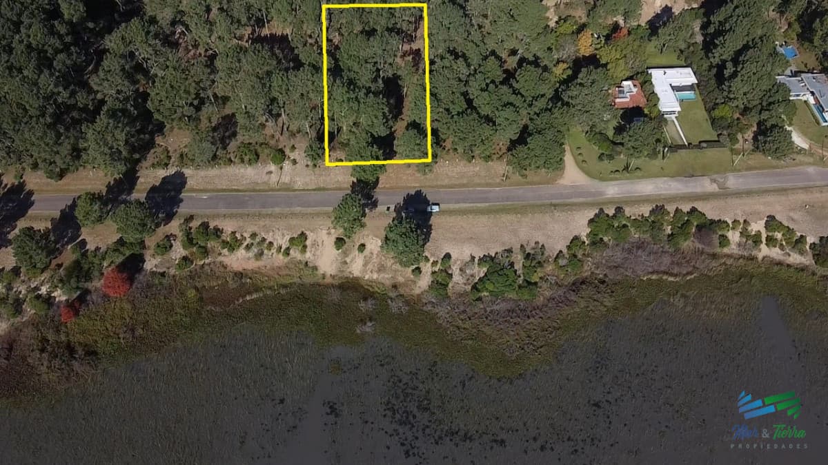 Venta de terreno en Club del lago sobre la Laguna