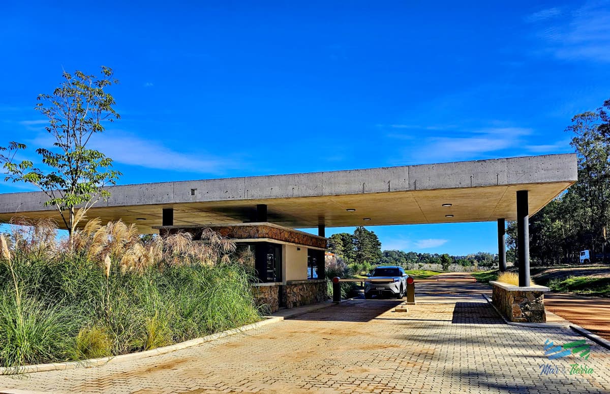 Oportunidad terrenos en Barrio Privado La Jacinta playa Mansa Punta del Este Maldonado
