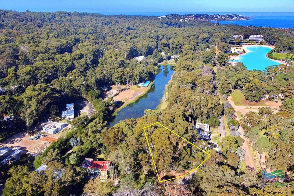 Vendo terreno sobre el lago en Bario privado Design Village de Solanas, Punta del Este