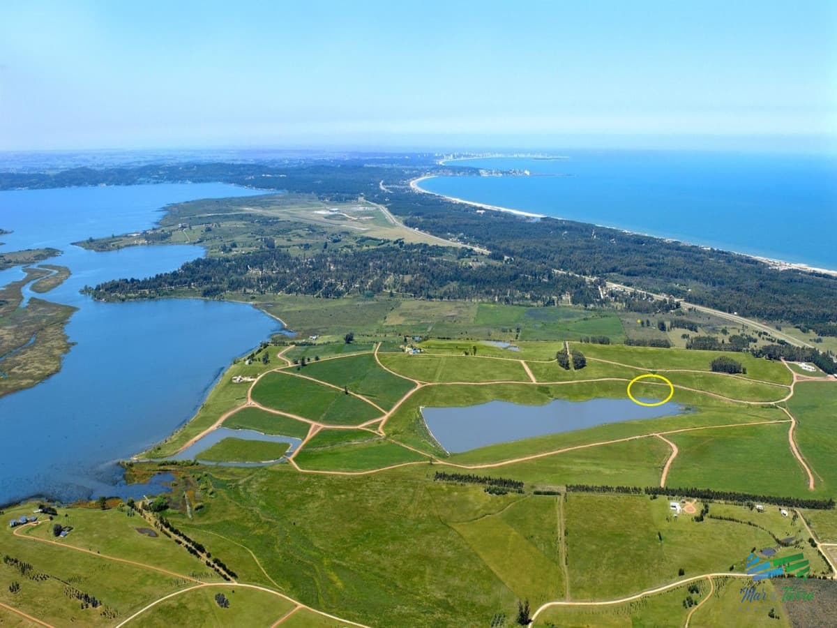 Venta de terreno en Laguna de los Cisnes con costa de laguna