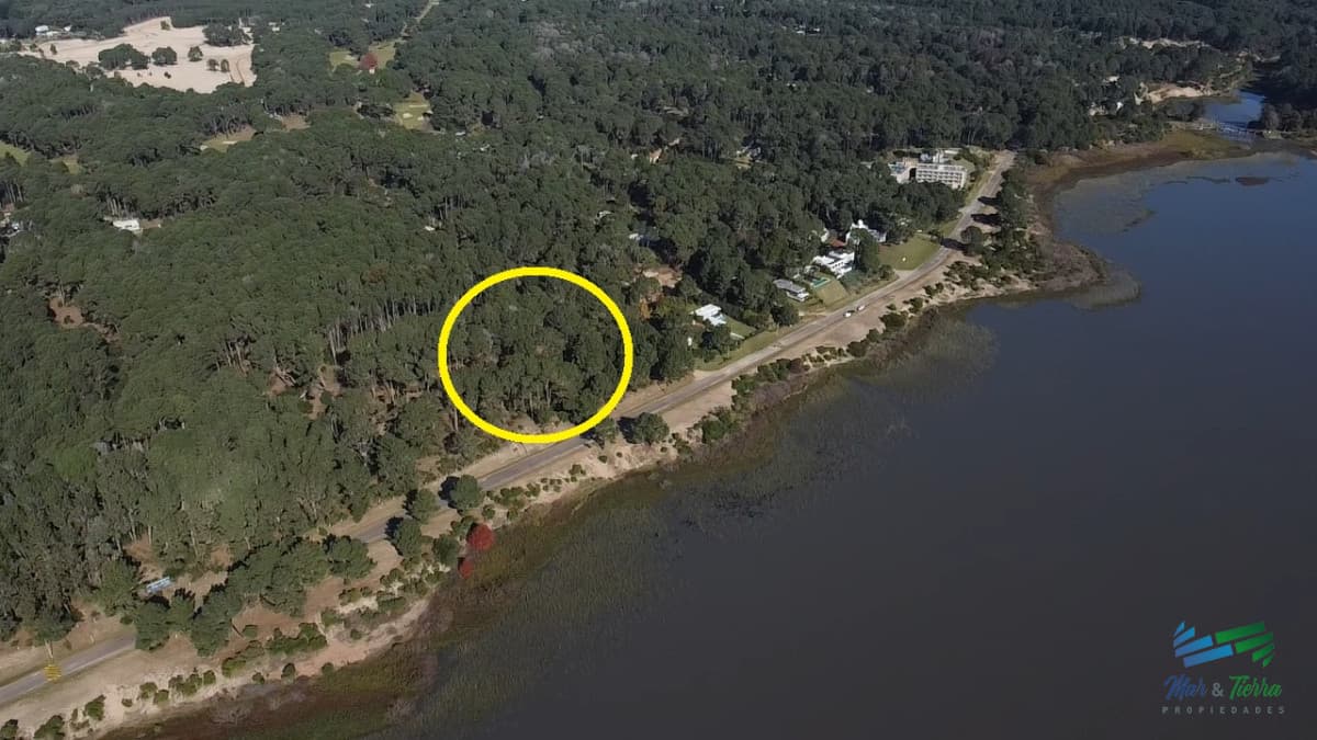 Venta de terreno de mas de 1.700 m2 sobre la laguna del Sauce