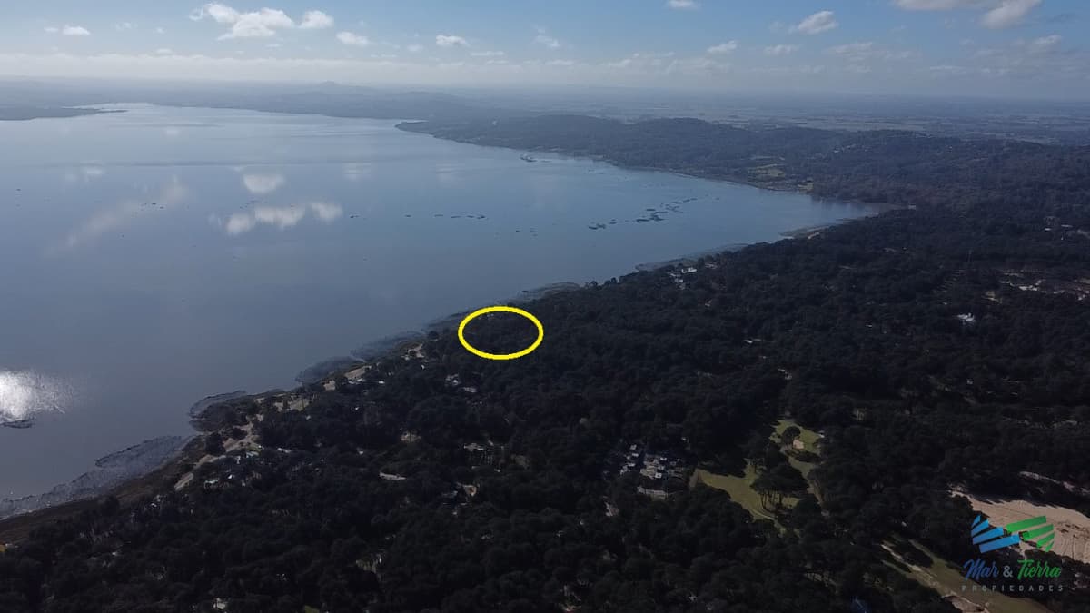 Venta de terreno de mas de 1.700 m2 sobre la laguna del Sauce