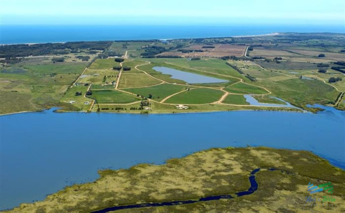 Vendo terreno en barrio privado Laguna de los Cisnes, Punta del Este