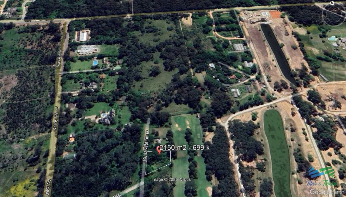 Venta de terreno de 2500 m2 en Barrio Golf Punta del Este