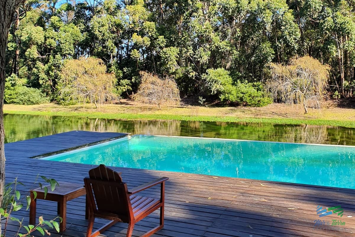 Vendo terreno sobre el lago en Bario privado Design Village de Solanas, Punta del Este