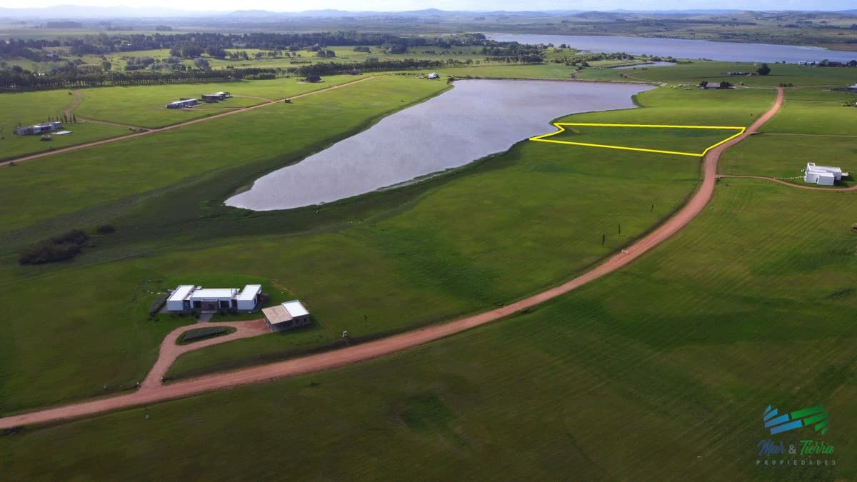venta de terreno con costa de laguna en laguna de los cisnes