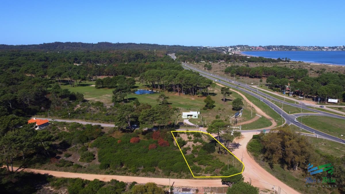Venta de terreno esquinero en Club del Lago Punta Ballena