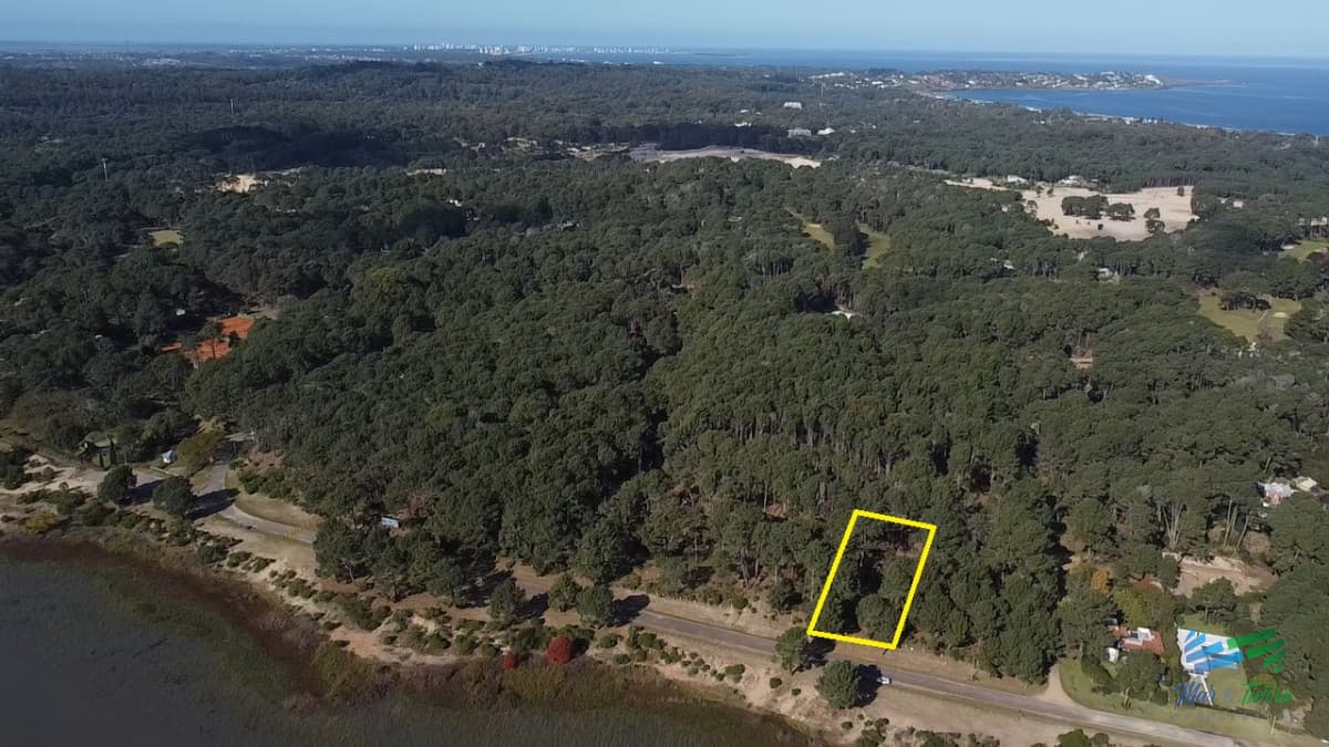 Venta de terreno de mas de 1.700 m2 sobre la laguna del Sauce