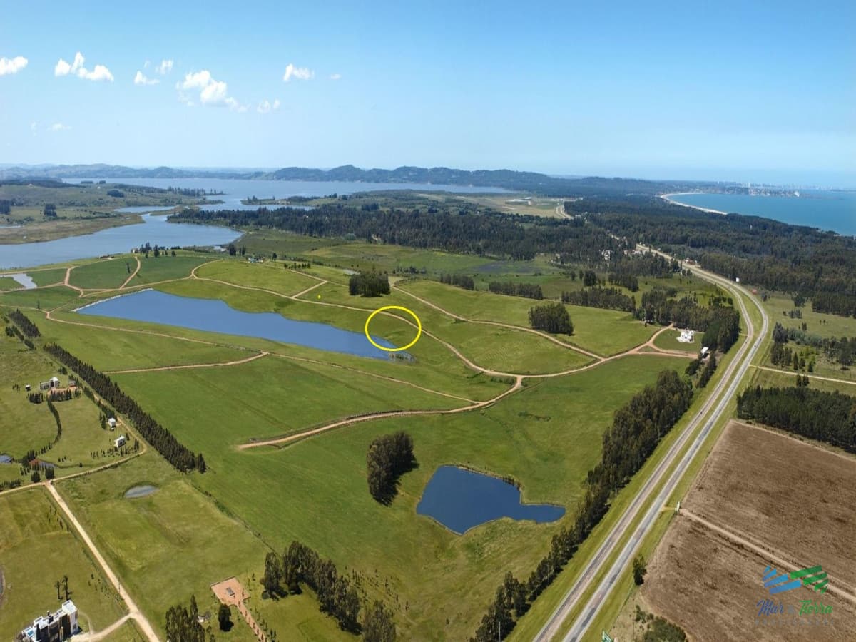 Venta de terreno en Laguna de los Cisnes con costa de laguna