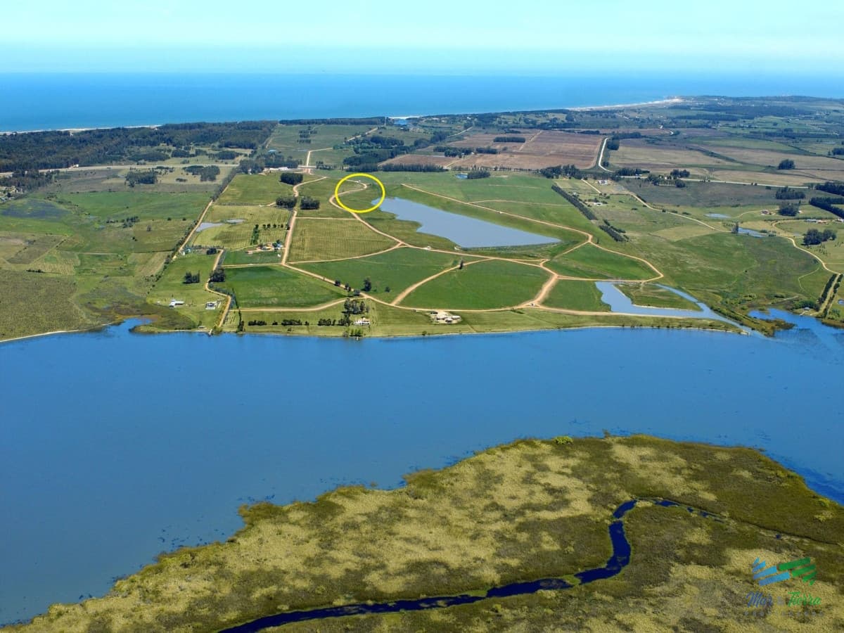 Venta de terreno en Laguna de los Cisnes con costa de laguna