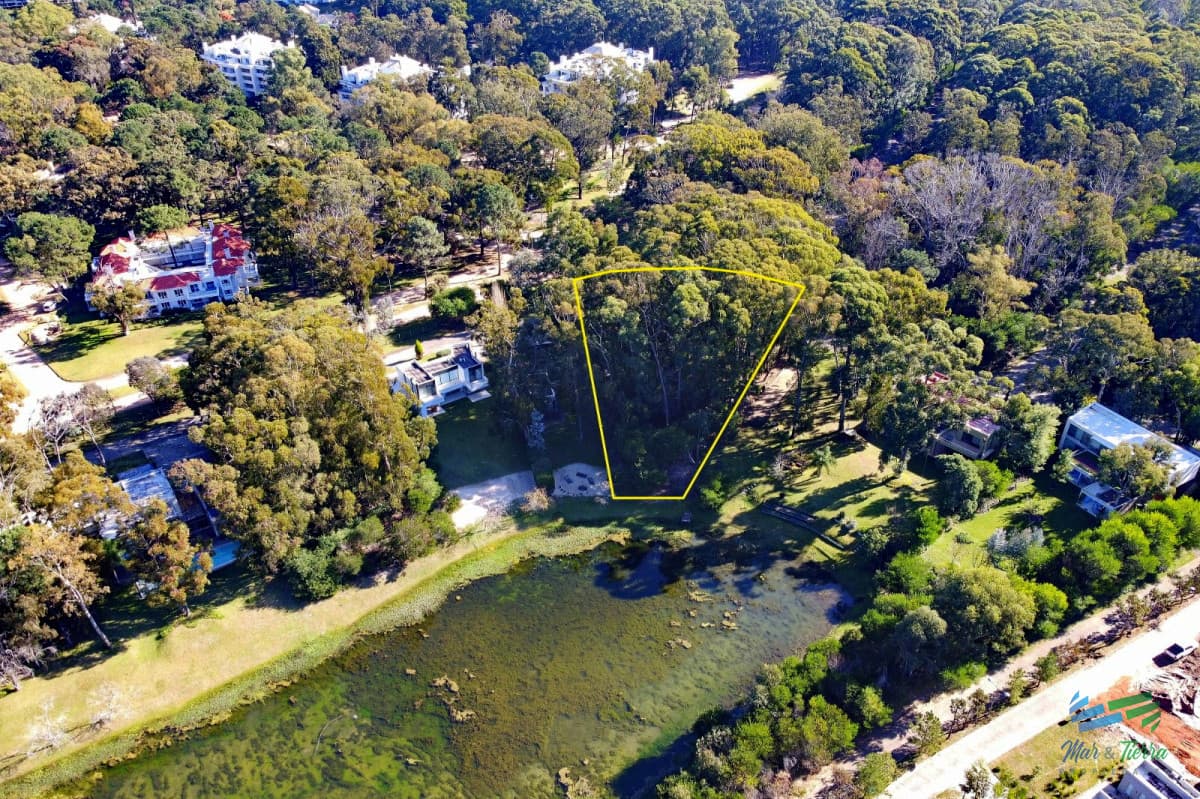 Vendo terreno sobre el lago en Bario privado Design Village de Solanas, Punta del Este