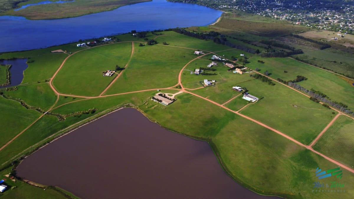 Venta de gran terreno en Laguna de los Cisnes Punta Ballena