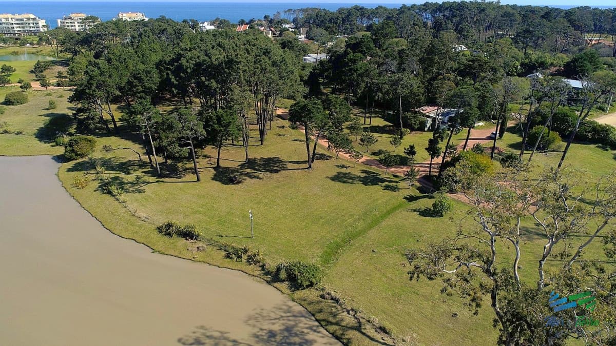 Venta de terreno  m2 en playa Mansa Punta del Este