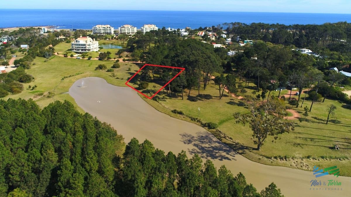 Venta del terreno en barrio privado Punta del Este