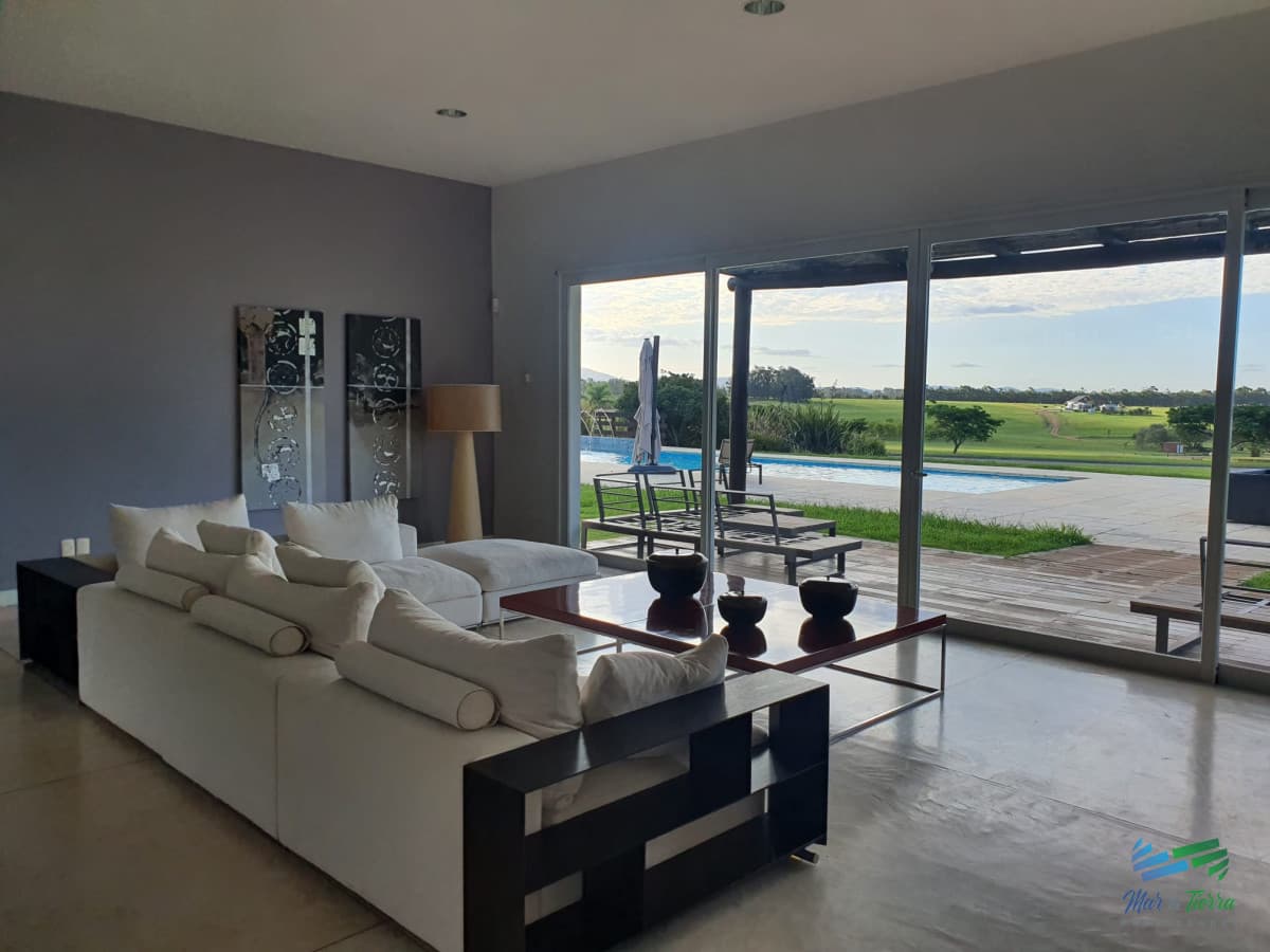 Venta de gran terreno en barrio privado con costa de laguna