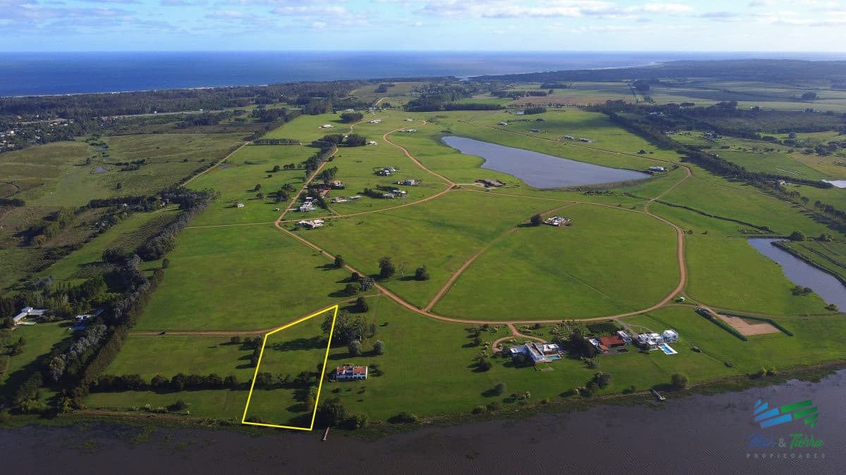 Venta de terreno en Laguna de los Cisnes superficie de 6.700 m2 con costa de laguna