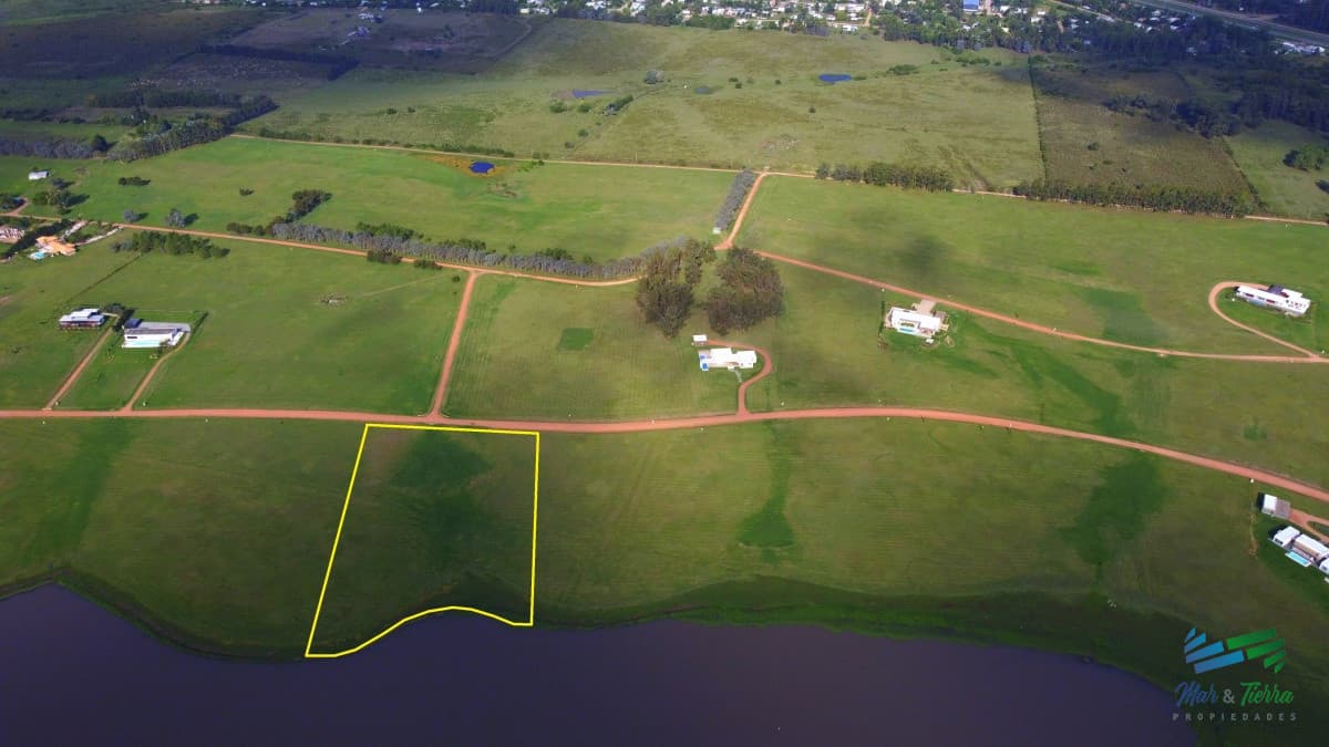 venta de terreno con costa de laguna en laguna de los cisnes