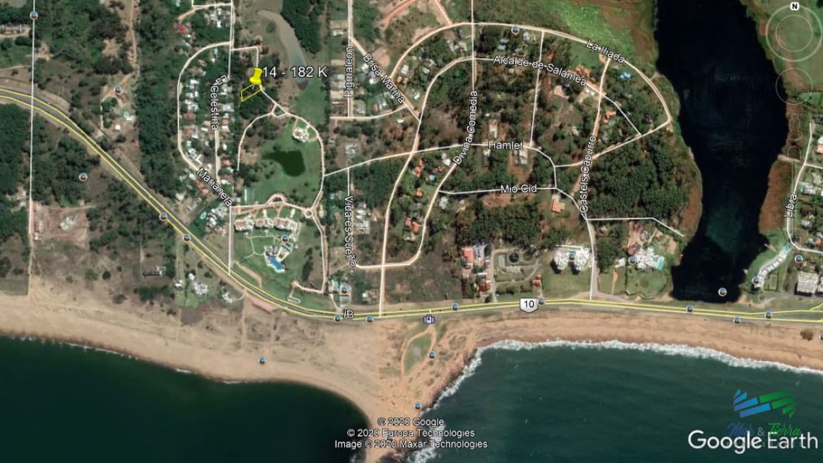 Venta de terreno de 1045 m2 en barrio cerrado frente al mar en playa Mansa Punta del este